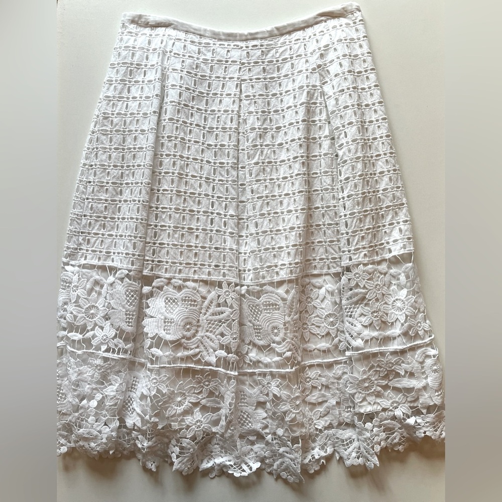 Talbots white cotton lace pleated skirt w/ cotton lining. Sz 2. Like new.